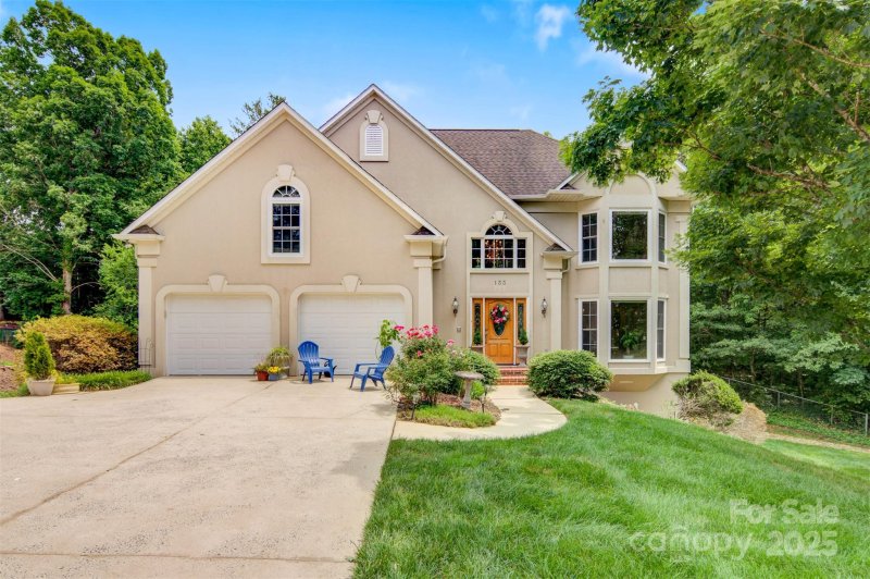 Woodmere, Hickory Community