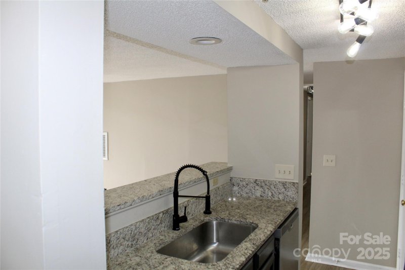 Property image 5 at 1604 Arlyn Circle, Charlotte, NC 28213