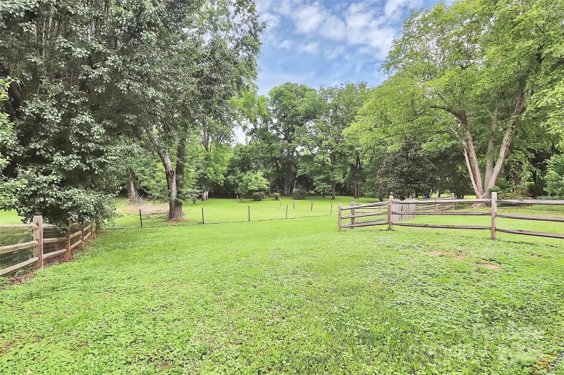 Property image 4 at 6908 Lancer Drive, Charlotte, NC 28226