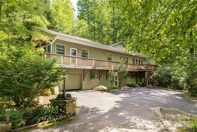 Property image 4 of 75 Cougar Lane in Rixhaven, Saluda, NC 28773