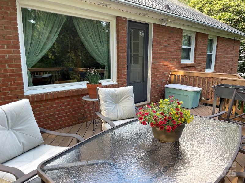 Property image 4 of 5806 Whitingham Drive in Hampshire Hills, Charlotte, NC 28215