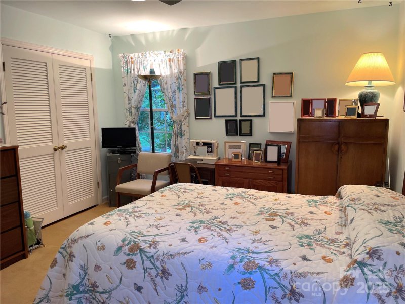 Property image 5 of 5806 Whitingham Drive in Hampshire Hills, Charlotte, NC 28215