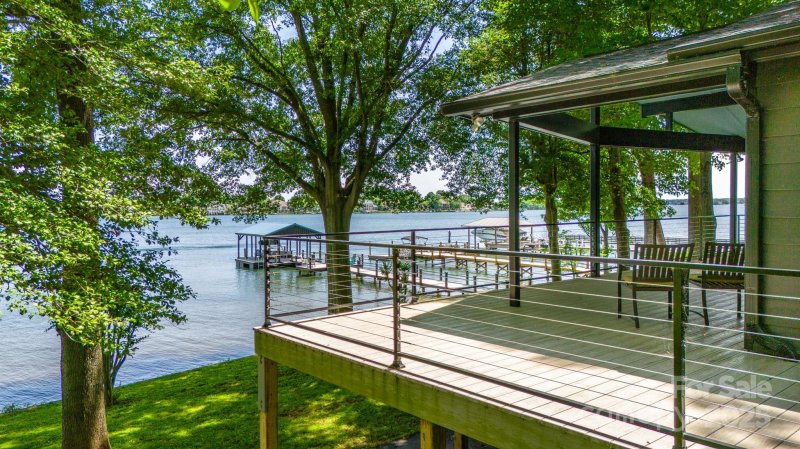 3248 Lake Shore Road