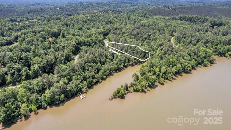 Property image 4 of 486 E Settings Boulevard in Lake Rhodhiss Estates, Morganton, NC 28655