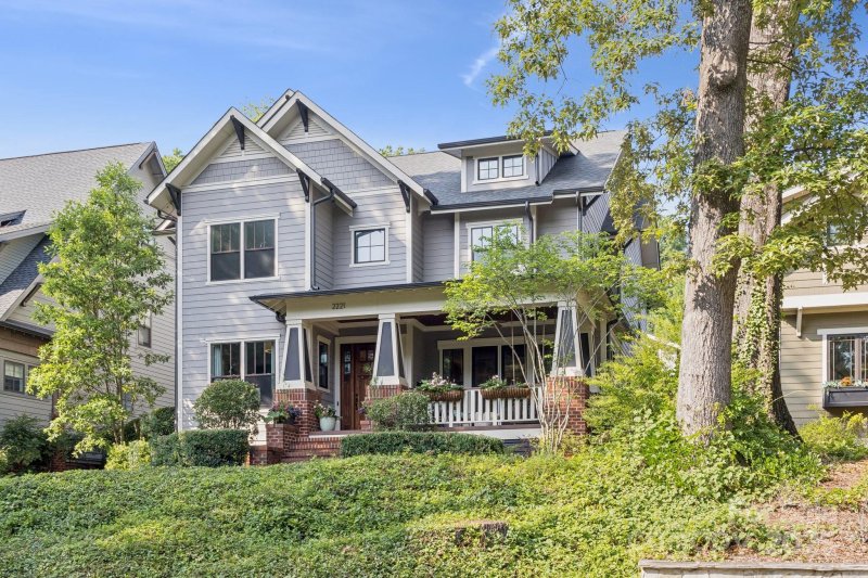 Property image 2 of 2221 Kenmore Avenue in Elizabeth, Charlotte, NC 28204