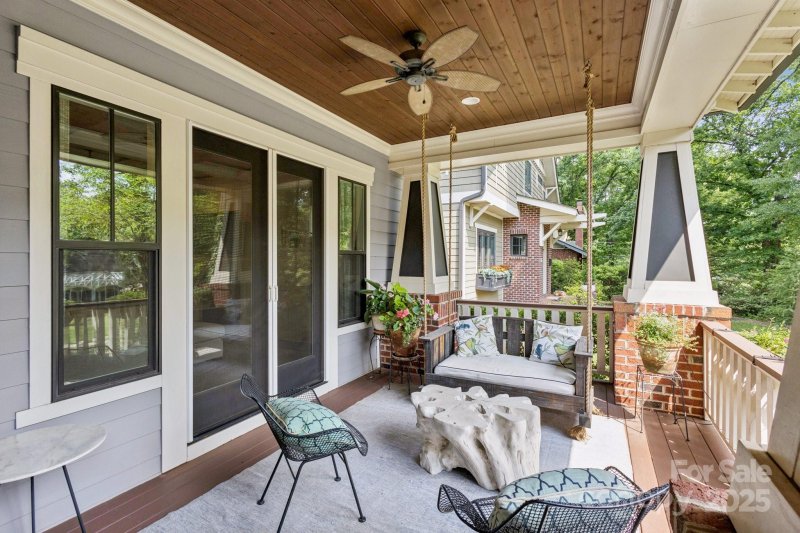 Property image 4 of 2221 Kenmore Avenue in Elizabeth, Charlotte, NC 28204