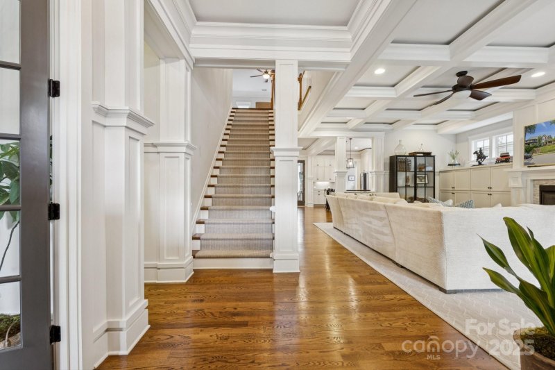 Property image 5 of 2221 Kenmore Avenue in Elizabeth, Charlotte, NC 28204