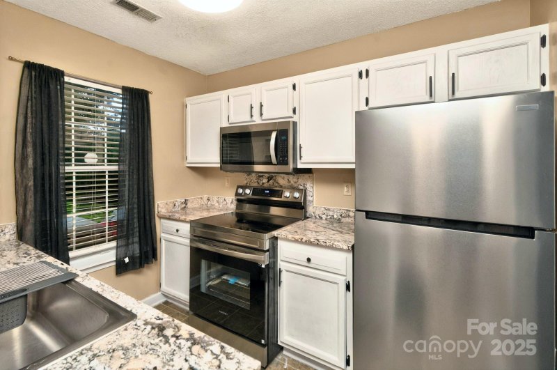 Property image 3 at 6401 Windsor Gate Lane, Charlotte, NC 28215