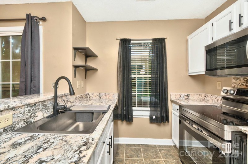 Property image 4 at 6401 Windsor Gate Lane, Charlotte, NC 28215