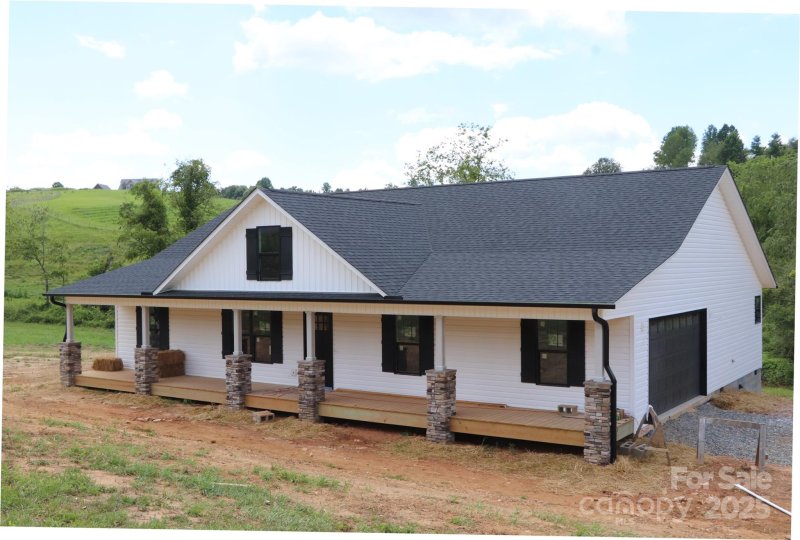 Property image 3 of 632 Morlin Acres Drive in Sky View Ridge, Marshall, NC 28753