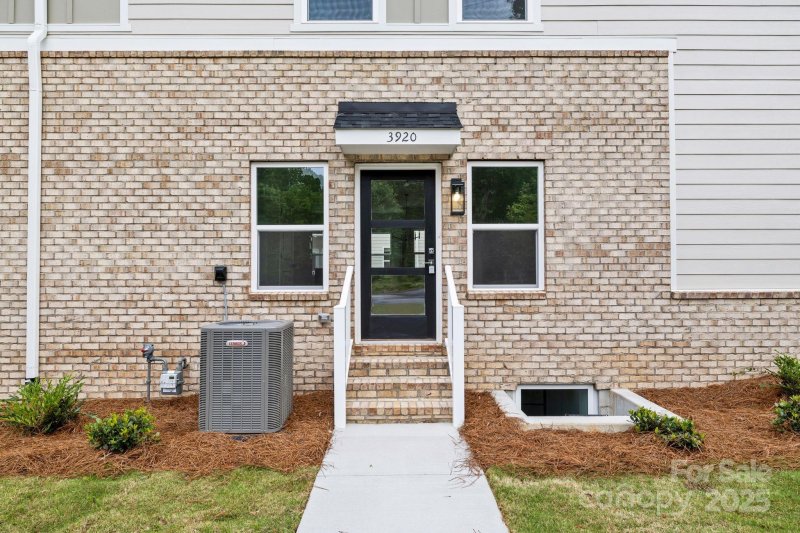 Property image 2 of 3920 Hager Drive in Westerly Hills, Charlotte, NC 28208