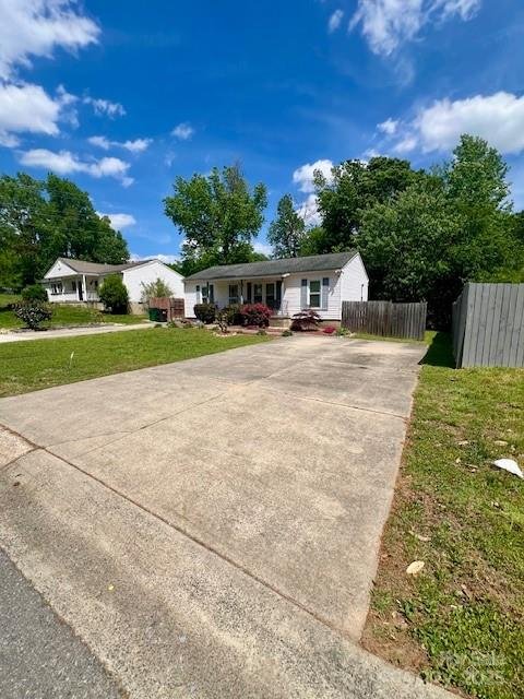 Property image 2 of 6000 Amberly Lane in Virginia Manor, Charlotte, NC 28213