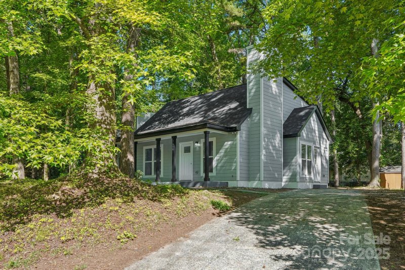 Lynton Place, Charlotte Community