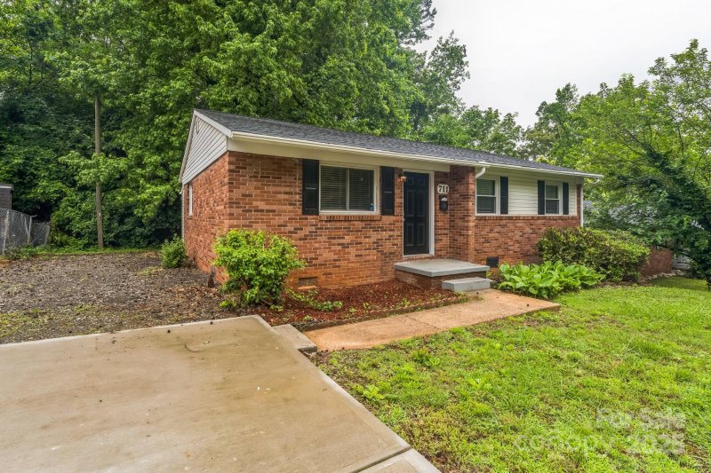 Property image 2 of 711 September Lane in Glendale Acres, Charlotte, NC 28208