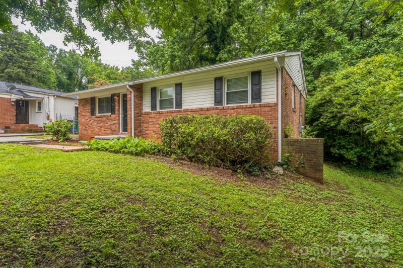Property image 3 of 711 September Lane in Glendale Acres, Charlotte, NC 28208