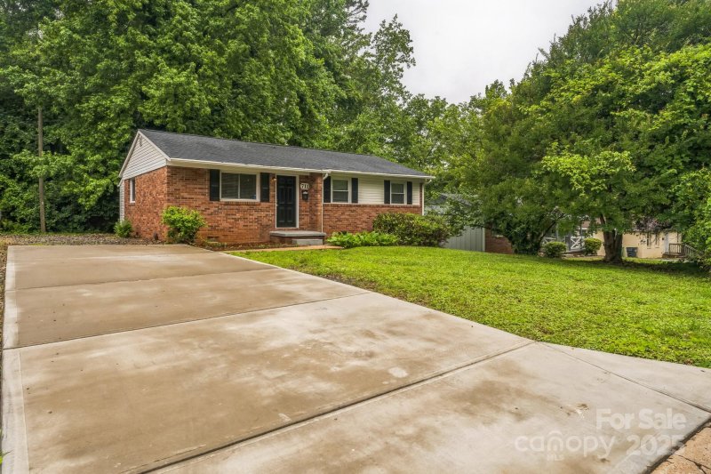 Property image 4 of 711 September Lane in Glendale Acres, Charlotte, NC 28208
