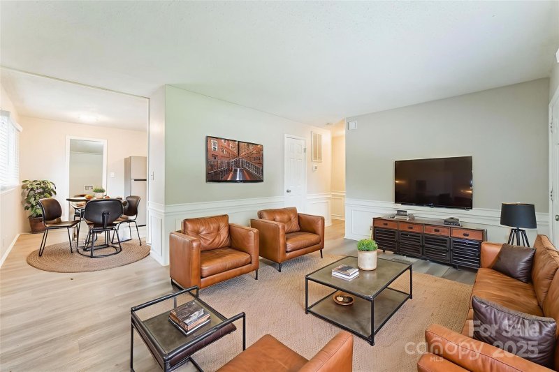 Property image 5 of 711 September Lane in Glendale Acres, Charlotte, NC 28208