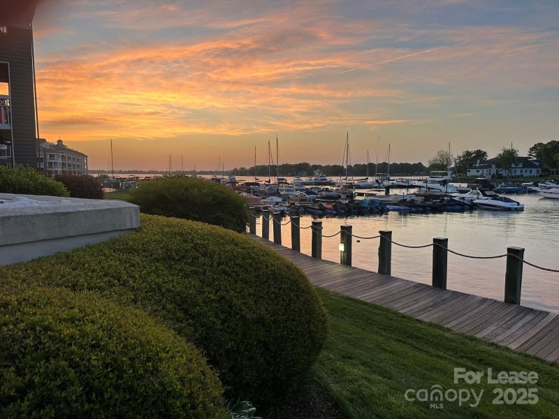 Property image 2 of 18769 Vineyard Point Lane in Vineyard Point, Cornelius, NC 28031