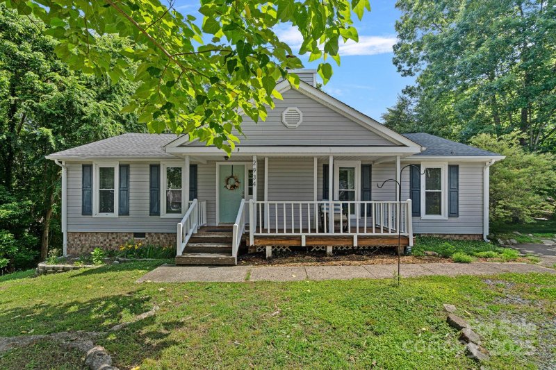 2934 Drakes Crossing Drive