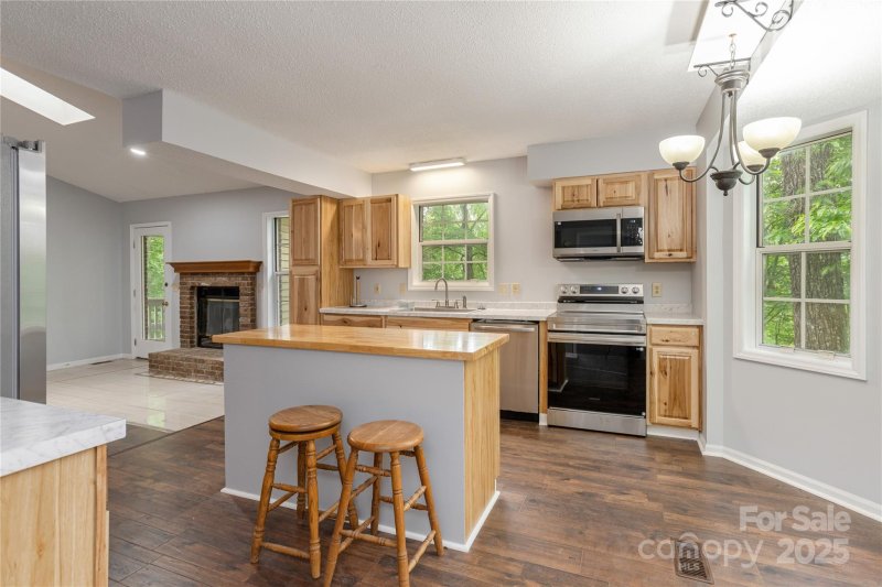 Property image 2 of 608 Surrey Glen Circle in Hunters Glen, Hendersonville, NC 28739