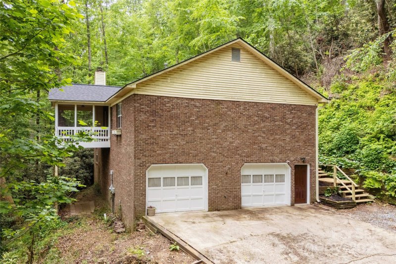 Property image 4 of 608 Surrey Glen Circle in Hunters Glen, Hendersonville, NC 28739