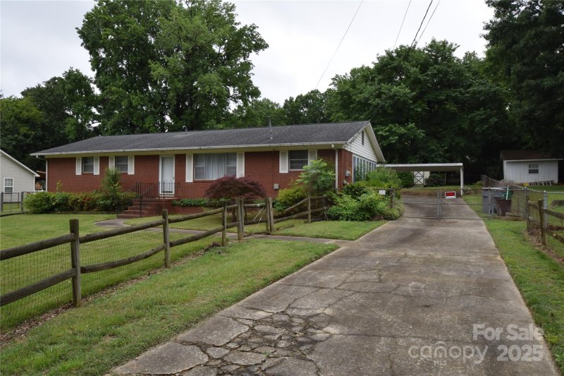 Property image 2 at 908 Ravendale Drive, Charlotte, NC 28216