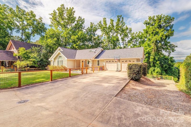 Property image 3 at 44 Samayoa Place, Asheville, NC 28806