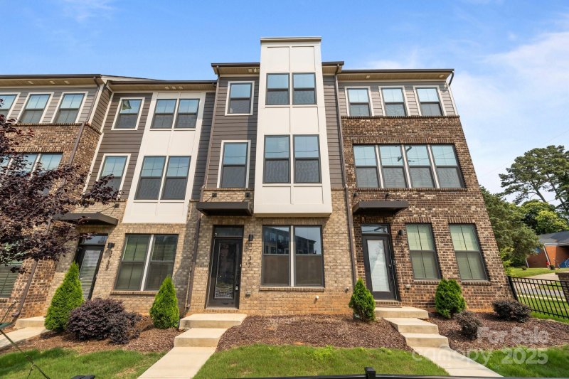 Property image 2 of 3737 S Tryon Street in South Tryon Townhomes, Charlotte, NC 28217