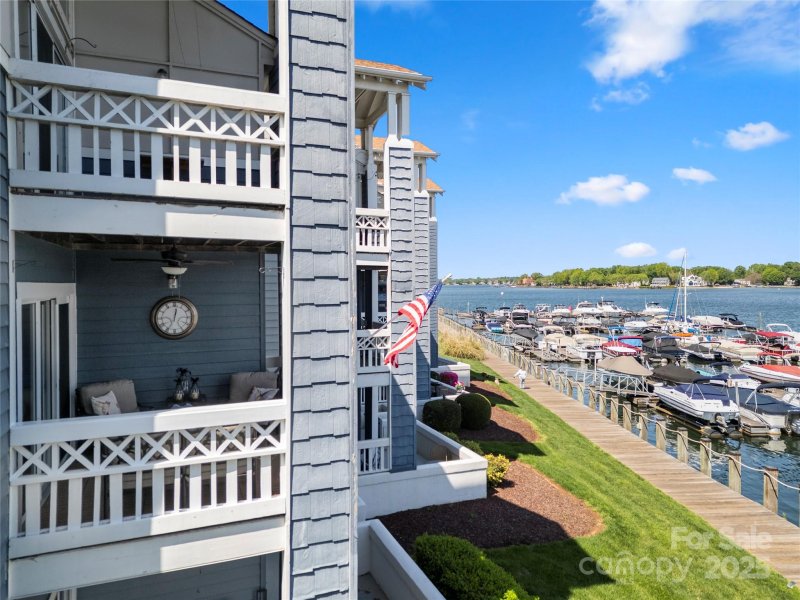 Property image 3 of 18679 Vineyard Point Lane in Vineyard Point, Cornelius, NC 28031