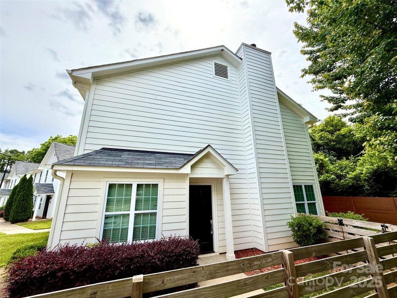 Property image 2 of 1519 Briar Creek Road in Midwood Place, Charlotte, NC 28205