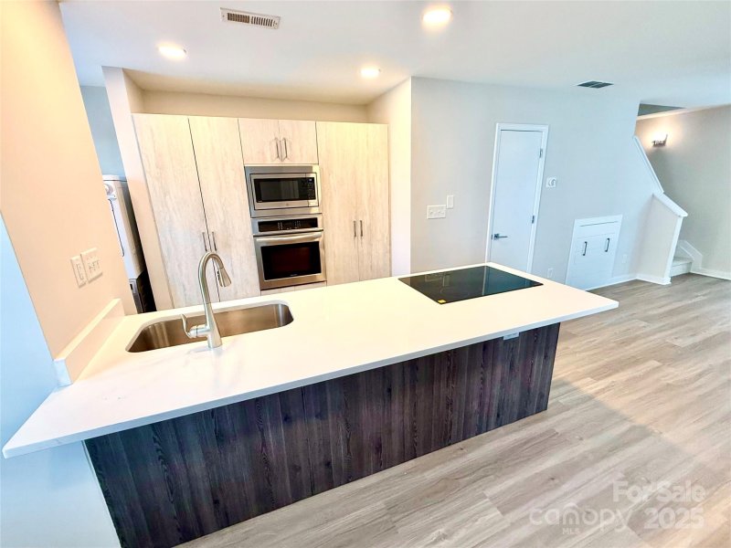 Property image 4 of 1519 Briar Creek Road in Midwood Place, Charlotte, NC 28205