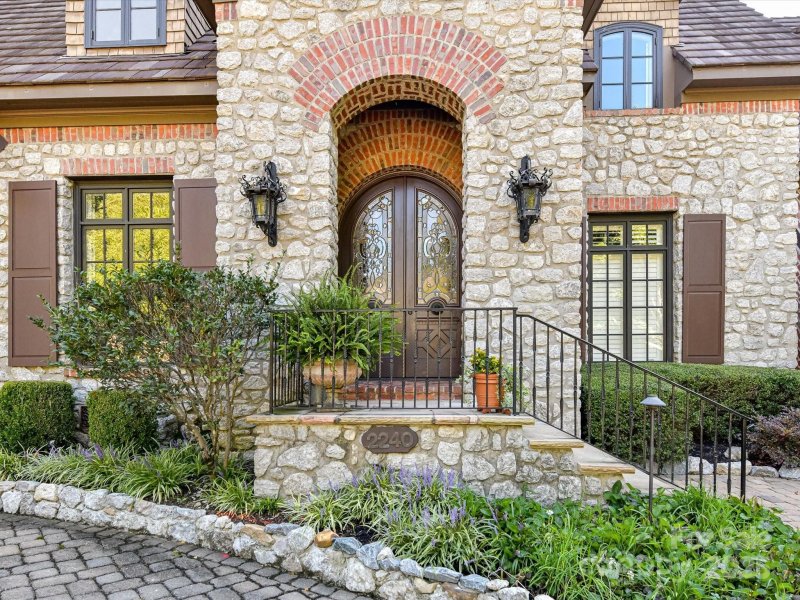 Property image 3 of 2240 La Maison Drive in Courance, Charlotte, NC 28226