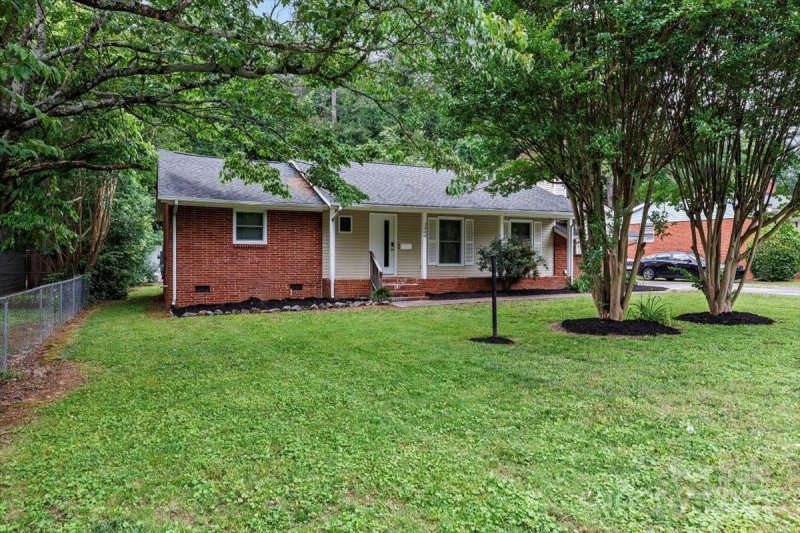 Property image 2 of 1344 Shannonhouse Drive in Shannon Park, Charlotte, NC 28215