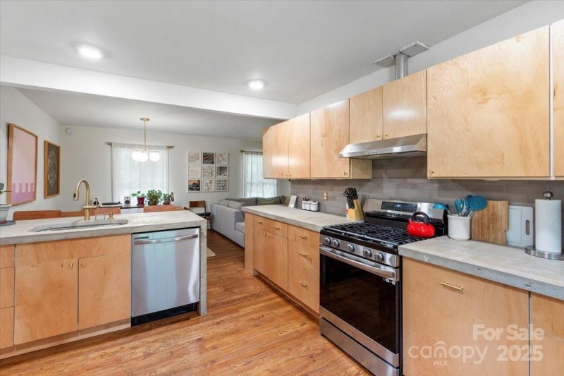 Property image 4 of 1344 Shannonhouse Drive in Shannon Park, Charlotte, NC 28215