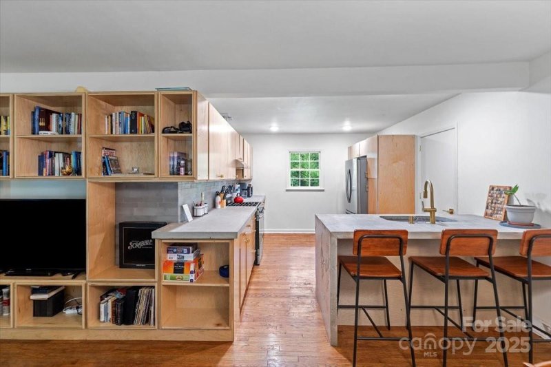 Property image 5 of 1344 Shannonhouse Drive in Shannon Park, Charlotte, NC 28215