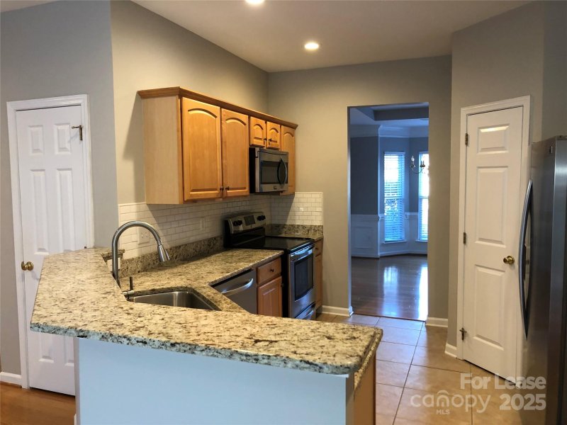 Property image 2 of 10938 Chamberlain Hall Court in Southampton, Charlotte, NC 28277