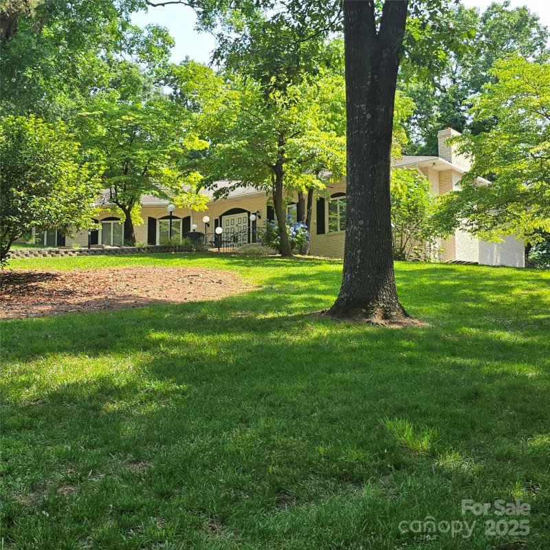 695 Knollcrest Drive