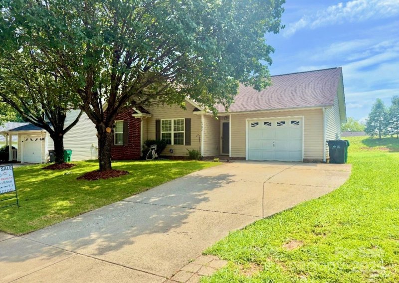 Hemby Woods, Charlotte Community