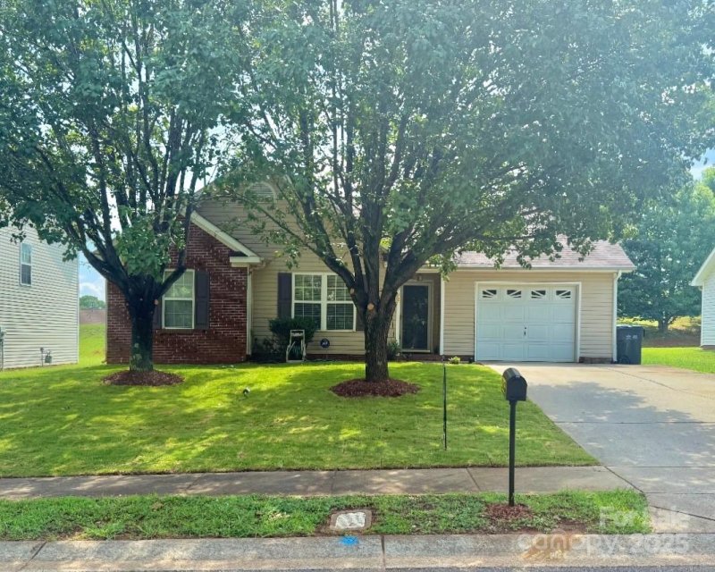 Property image 2 of 6902 Vernon Wood Lane in Hemby Woods, Charlotte, NC 28262