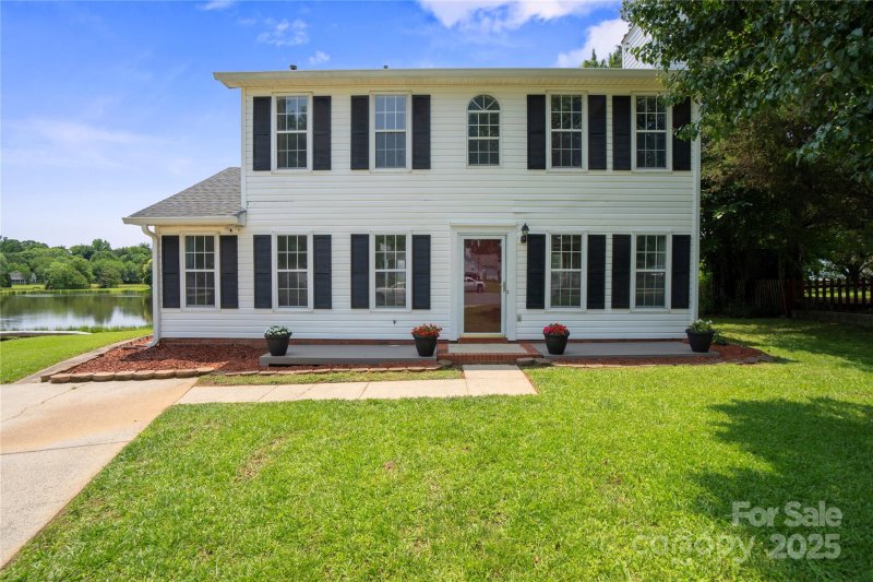 Martin Lakes, Charlotte Community