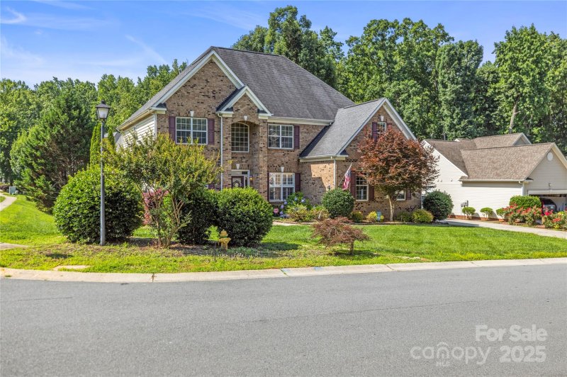 Property image 2 of 128 Sugar Thyme Lane in Cherry Grove, Mooresville, NC 28115