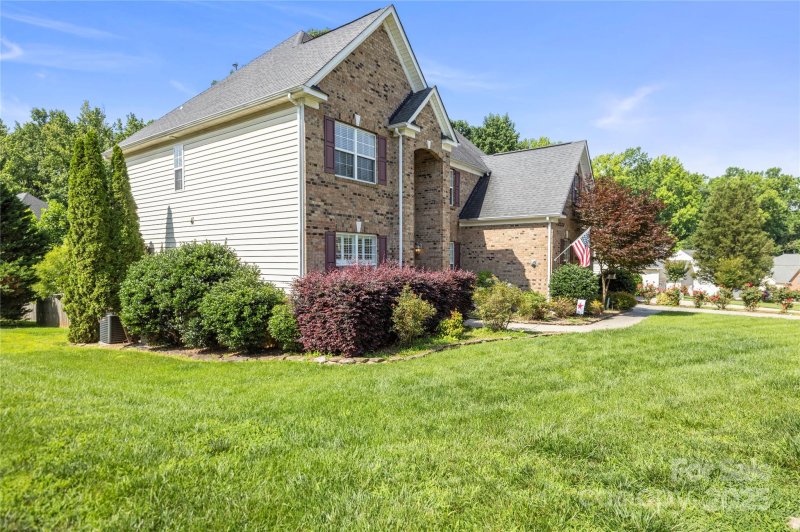 Property image 3 of 128 Sugar Thyme Lane in Cherry Grove, Mooresville, NC 28115