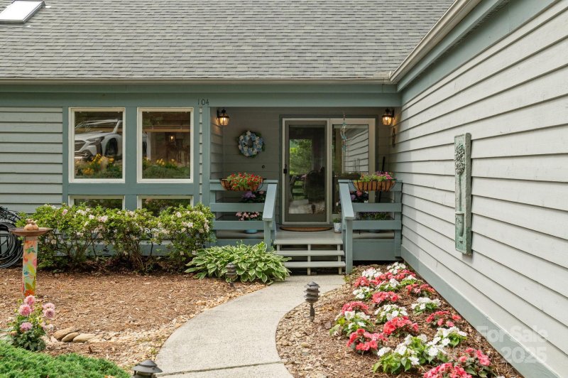 Property image 2 of 104 Sunny View Lane in Kenmure, Flat Rock, NC 28739