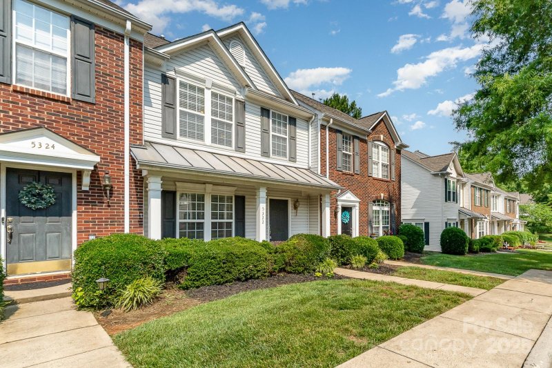 Property image 2 of 5322 Jocelyn Lane in Prosperity Village, Charlotte, NC 28269
