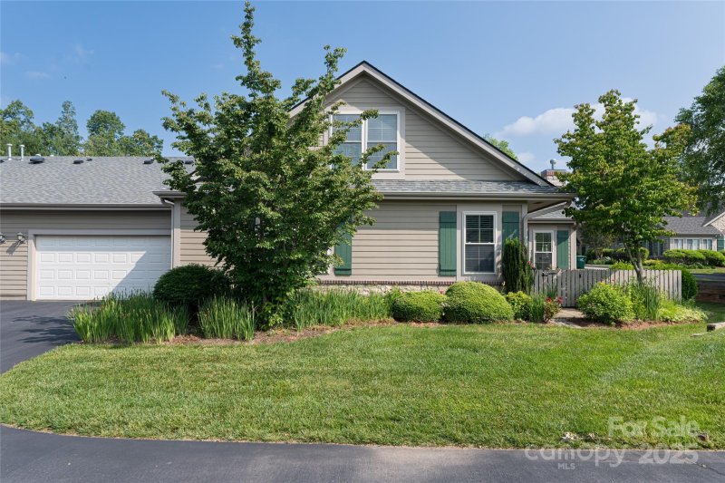 Property image 2 of 55 Outlook Circle in Craggy View Cottages, Swannanoa, NC 28778