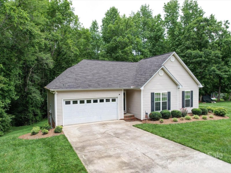 Property image 2 of 727 Cove Road in Forrest Estates, Gastonia, NC 28052