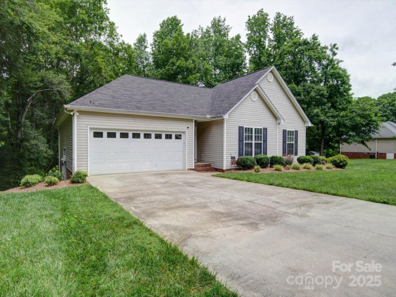 Property image 4 of 727 Cove Road in Forrest Estates, Gastonia, NC 28052