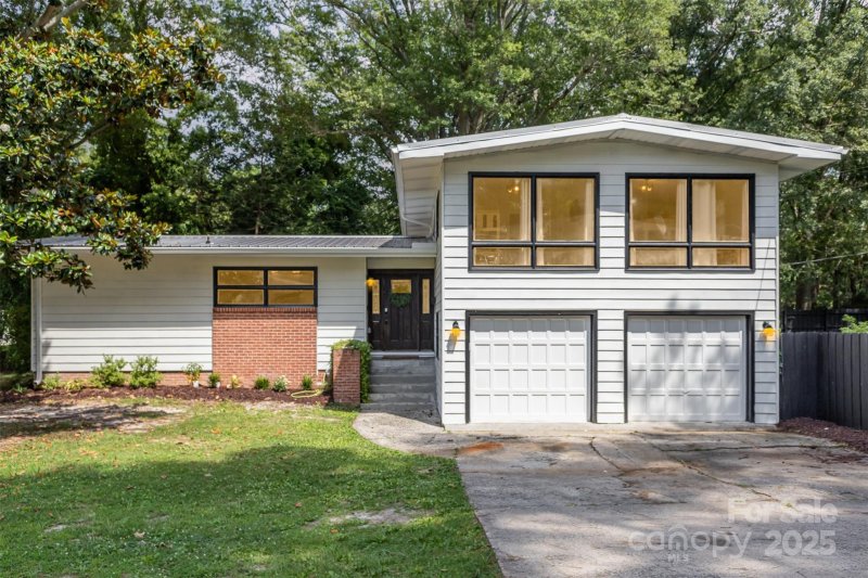 Property image 2 at 747 Saint Michaels Lane, Gastonia, NC 28052