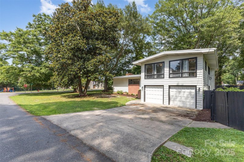 Property image 3 at 747 Saint Michaels Lane, Gastonia, NC 28052