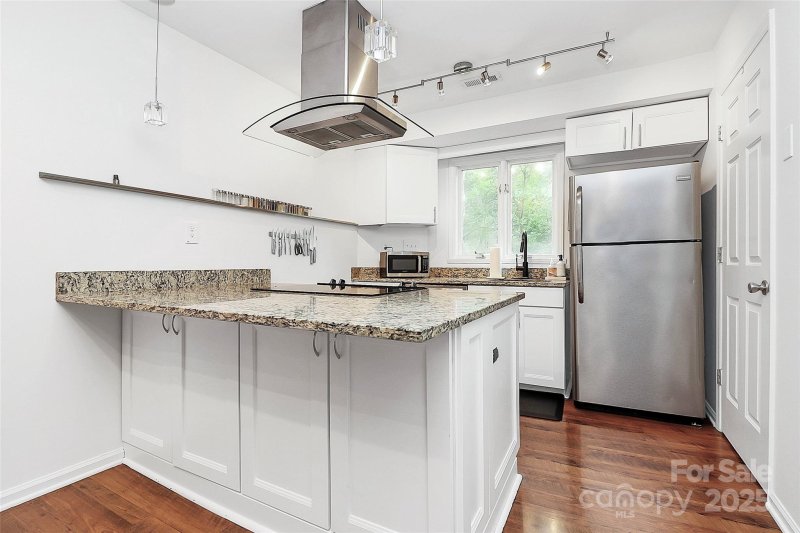 Property image 5 of 433 W 8th Street in Springfield Square, Charlotte, NC 28202